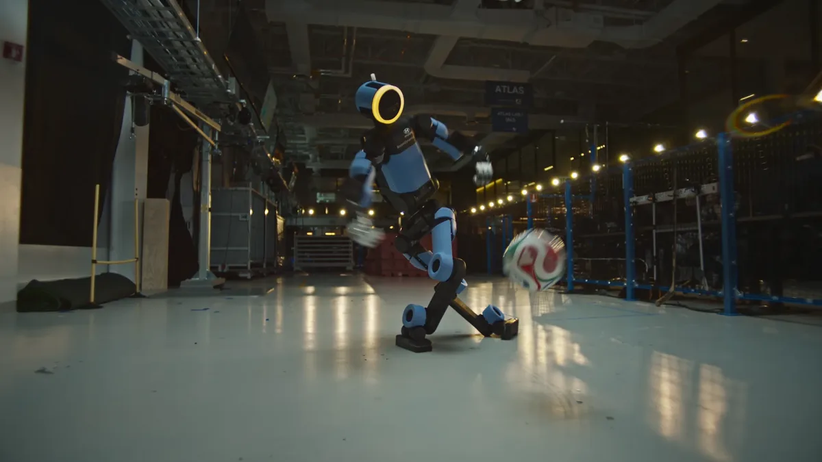 Atlas de Boston Dynamics con pelota de fútbol en la campaña School of Football de Hyundai para FIFA 2026