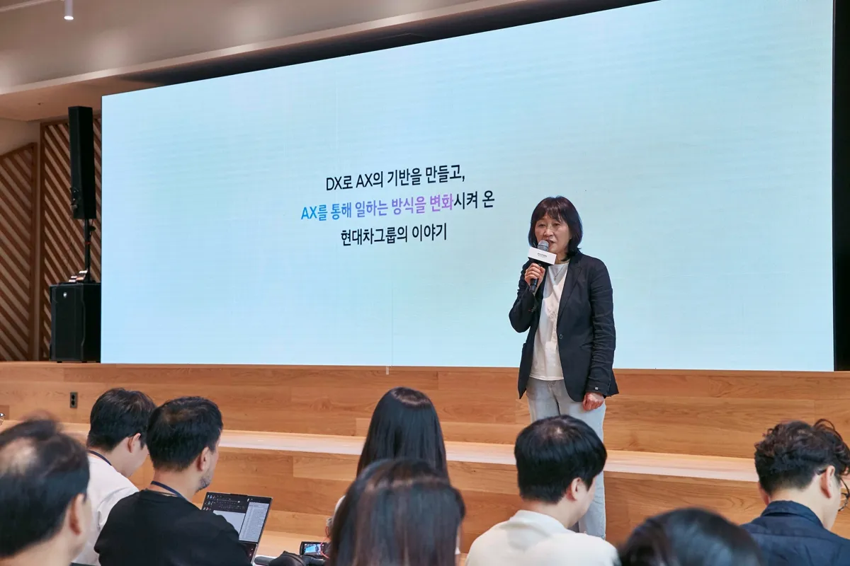 Eunsook Jin, President and Head of ICT Management Division de Hyundai Motor Group, brinda una presentación en el Hyundai Motor Group AX Achievement Showcase