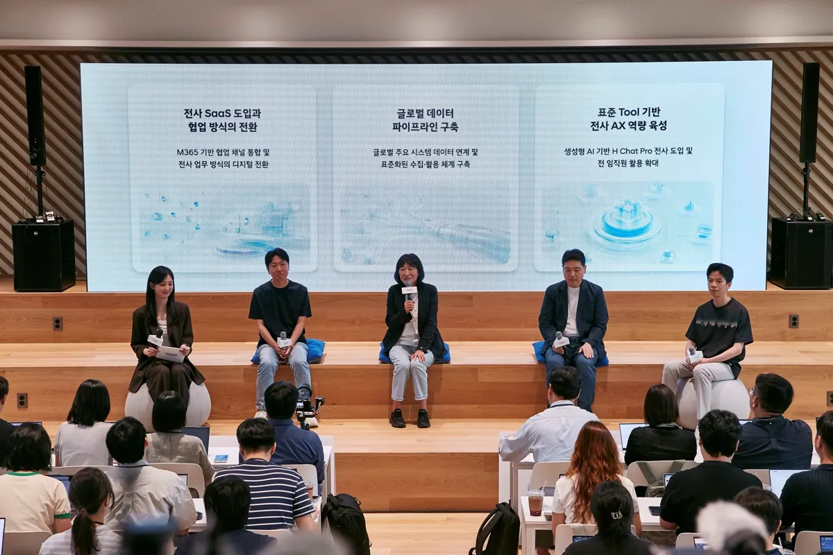 Desde el segundo por la izquierda: Young Seok Jang, Senior Manager del Genesis Customer Experience Team; Eunsook Jin, President and Head of ICT Management Division; Sanghong Lee, Vice President and Head of Information Security Group 2; y Changyoun Seo, Senior Manager del Web-frontend Development Team