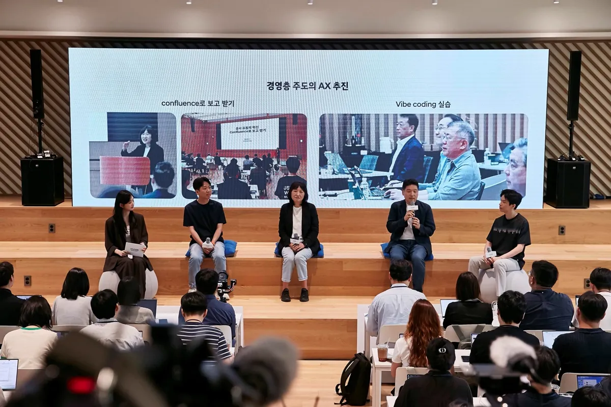 Desde el segundo por la izquierda: Young Seok Jang, Senior Manager del Genesis Customer Experience Team; Eunsook Jin, President and Head of ICT Management Division; Sanghong Lee, Vice President and Head of Information Security Group 2; y Changyoun Seo, Senior Manager del Web-frontend Development Team