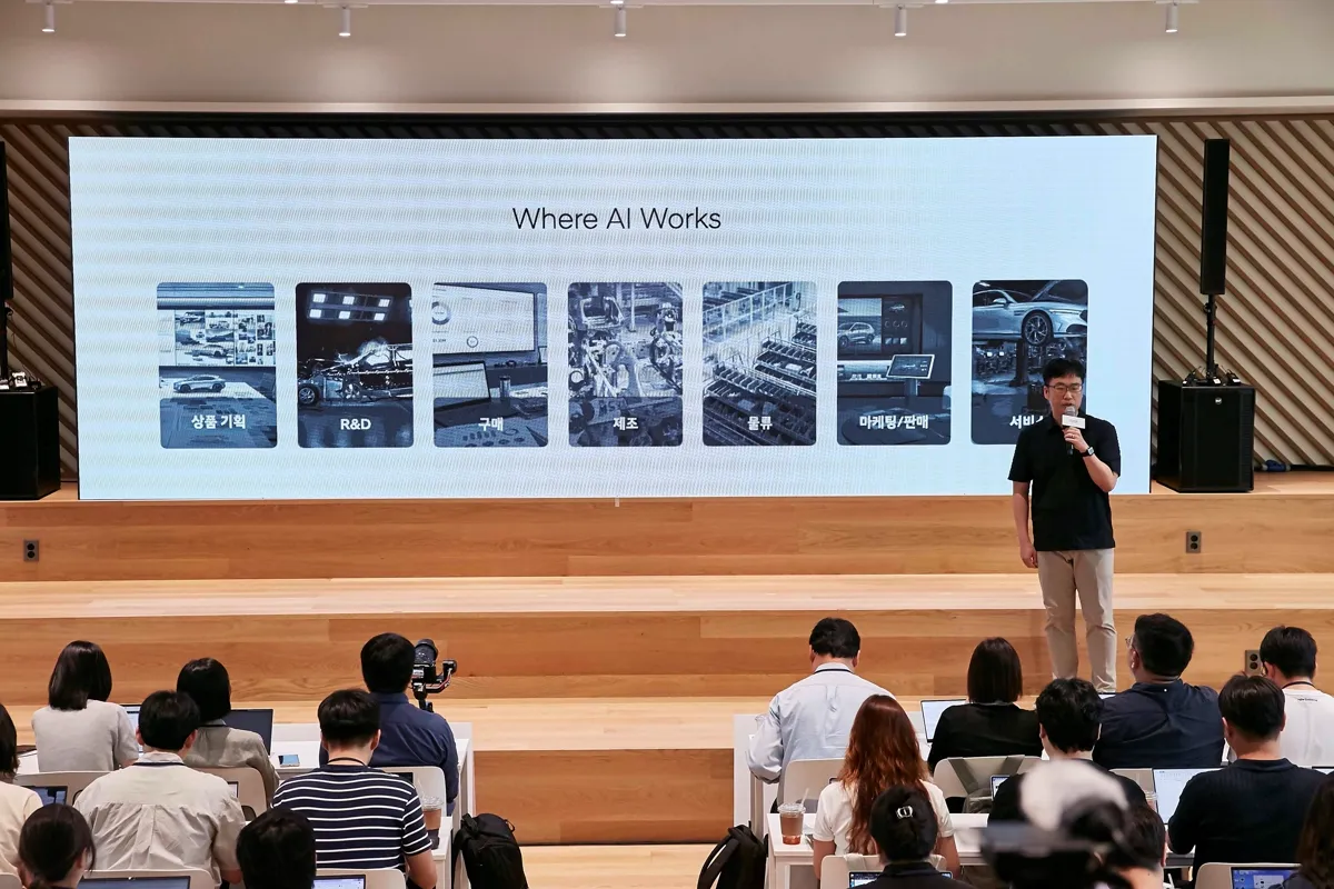 Hwachang Sung, Team Leader del AX PMO Team, brinda una presentación en el Hyundai Motor Group AX Achievement Showcase