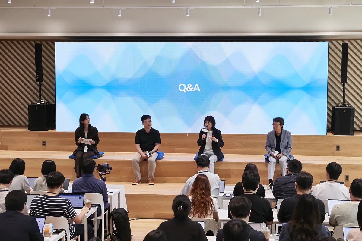 Desde el segundo por la izquierda: Hwachang Sung, Team Leader de la Hyundai Motor and Kia AX PMO Division; Eunsook Jin, President and Head of ICT Management Division de Hyundai Motor Group; y Gunhan Park, Vice President and Head del Machine Learning Lab, participan en una sesión de Q&A