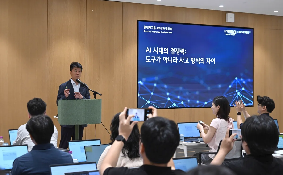 Seokmoon Ryoo, CEO de Hyundai AutoEver, lidera una sesión práctica de Vibe Coding en el Hyundai Motor Group AX Achievement Showcase