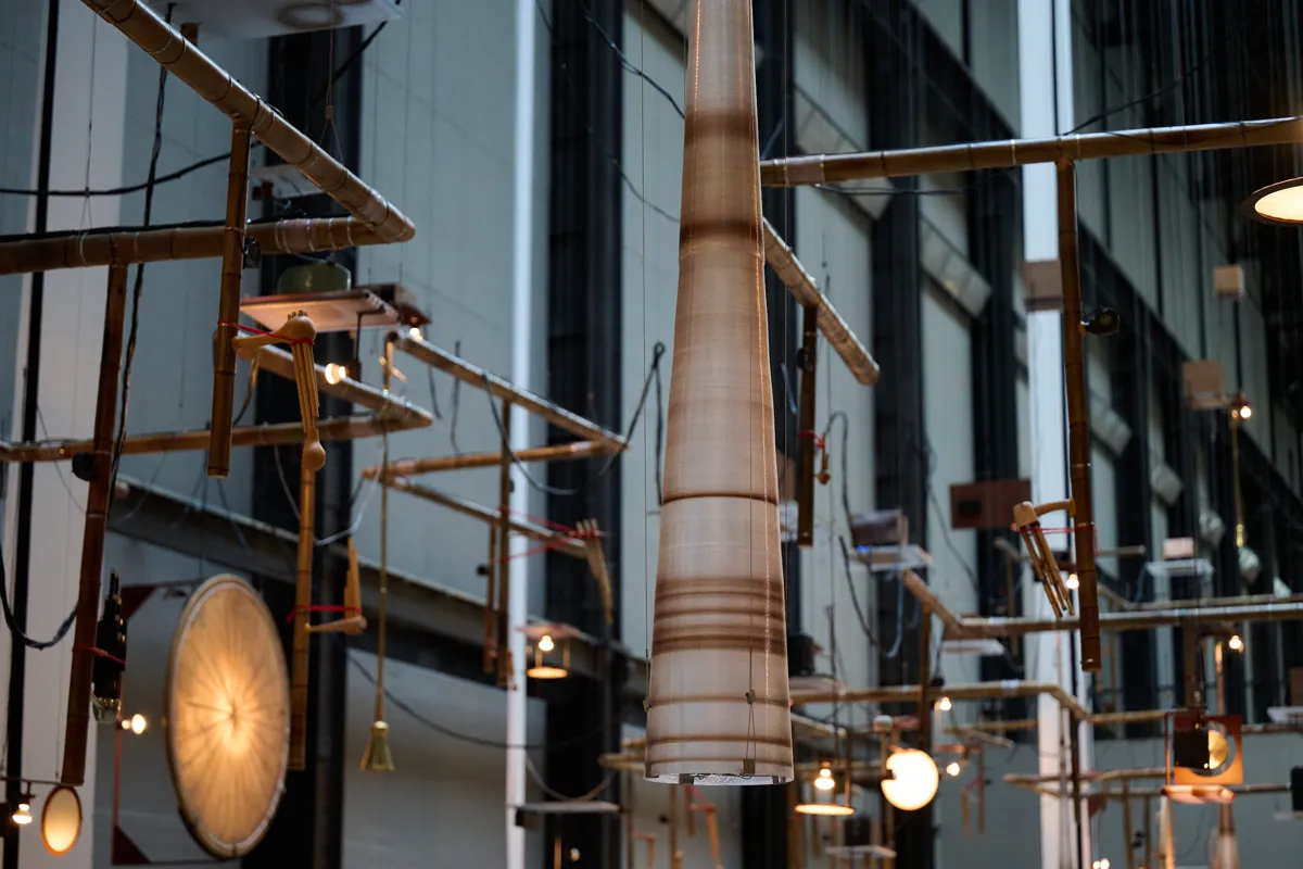 Hyundai Commission: Tarek Atoui: Hold, vista de la instalación en la Tate Modern