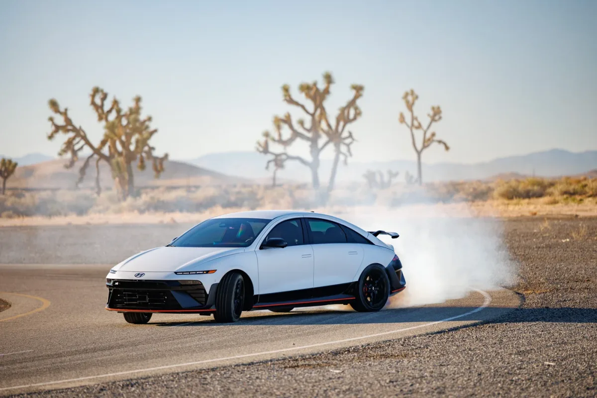 Hyundai IONIQ 6 N de alto rendimiento eléctrico superpotencia AutoMobility LA con el Premiere Norteamericano