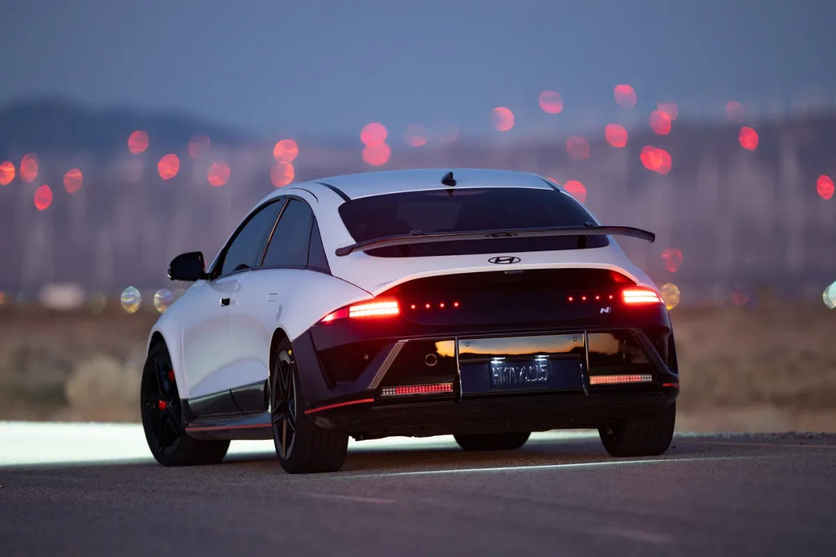 Hyundai IONIQ 6 N de alto rendimiento eléctrico superpotencia AutoMobility LA con el Premiere Norteamericano