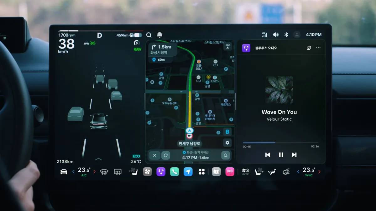 La gran pantalla central de Pleos Connect con pantalla de información de conducción y pantalla de aplicación en modo de pantalla dividida