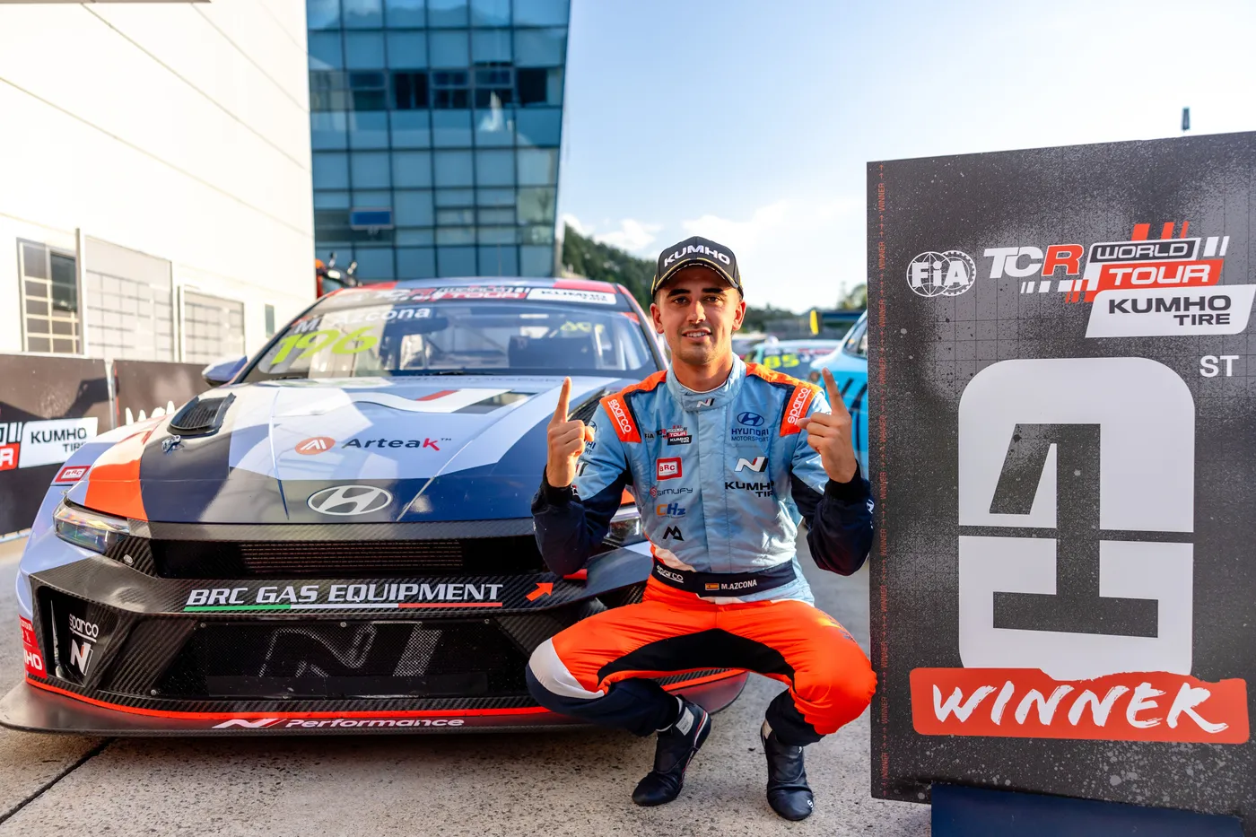 Mikel Azcona celebra junto a su Hyundai Elantra N TCR tras ganar en Inje Speedium
