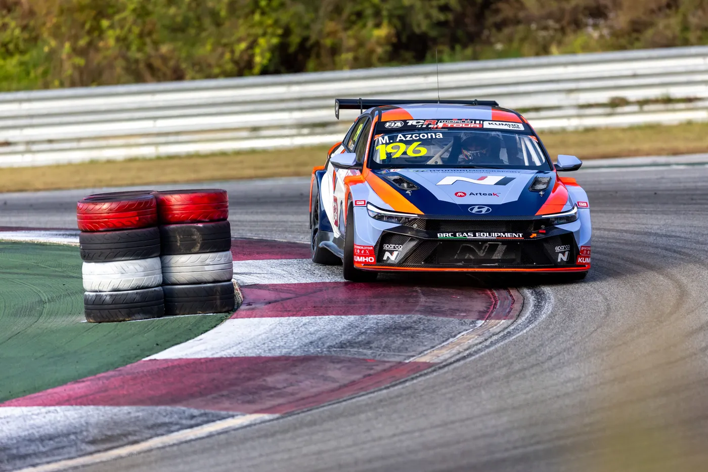 Hyundai Elantra N TCR de Mikel Azcona en pista durante el Kumho FIA TCR World Tour en Inje Speedium